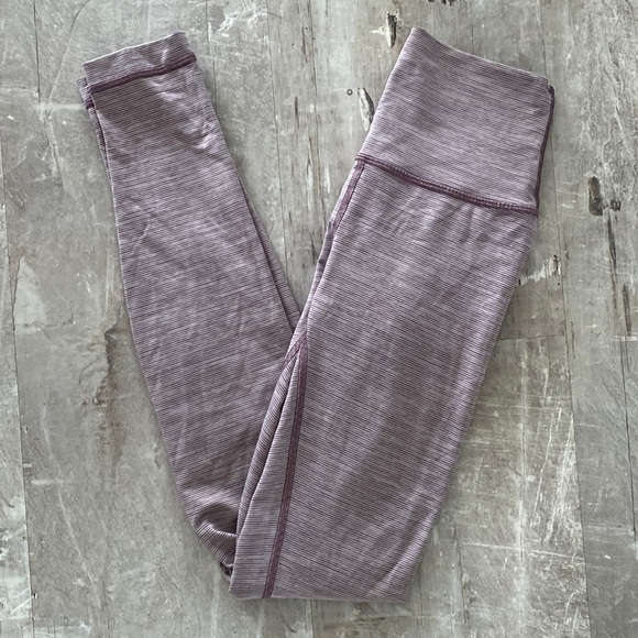Lululemon light purple EUC women’s size 2 stripe - Picture 1 of 5